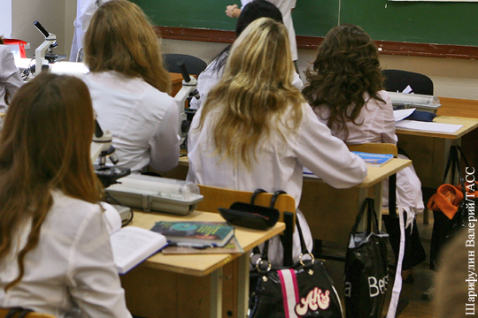 Директор школы в Москве прокомментировал сообщения об интимной связи учителя с ученицами