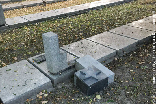 Захоронения советских солдат разрушили на кладбище в Польше