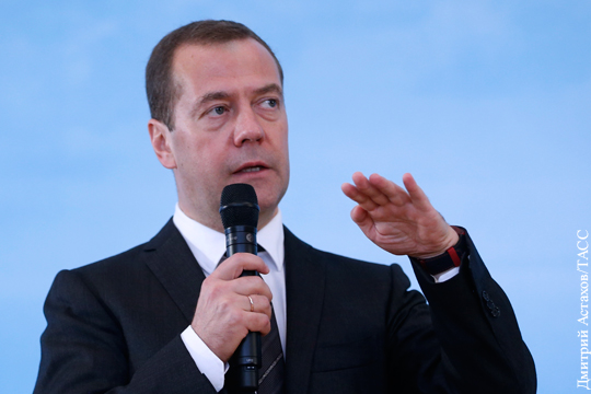 Медведев: Новый закон о торговле будет меняться в случае обнаружения брешей