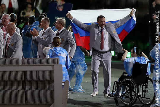Пользователи Сети поддержали пронесшего российский флаг белорусского паралимпийца