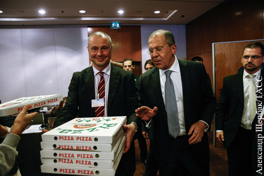 Лавров в Женеве принес журналистам пиццу и водку