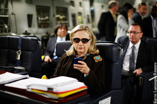 Клинтон предпочла общаться с журналистами по телефону