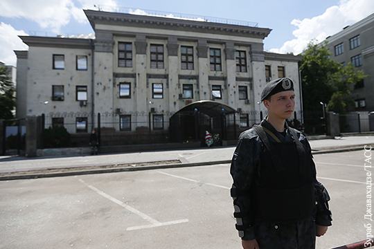У посольства России в Киеве установили новые заграждения
