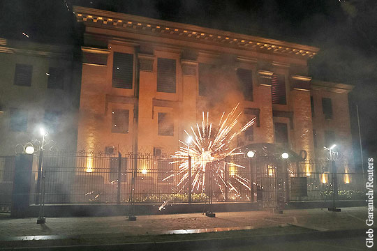 Неизвестные атаковали российское посольство в Киеве