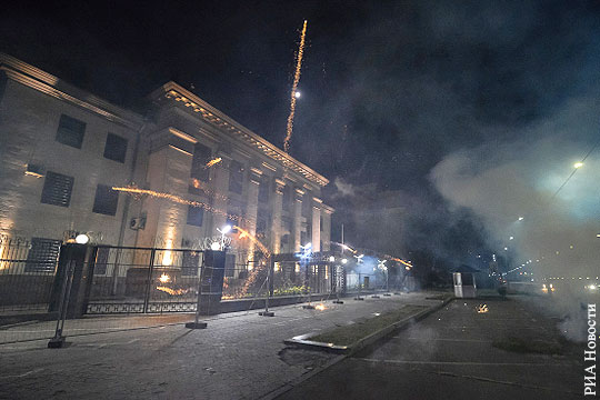 МИД указал Киеву на бездействие полицейских при атаке на российское посольство