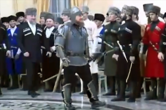 Кадыров пришел на торжественный прием в шлеме, с мечом и копьем