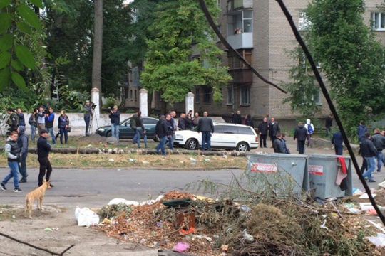 Убийца полицейских в Днепре забаррикадировался в жилом доме