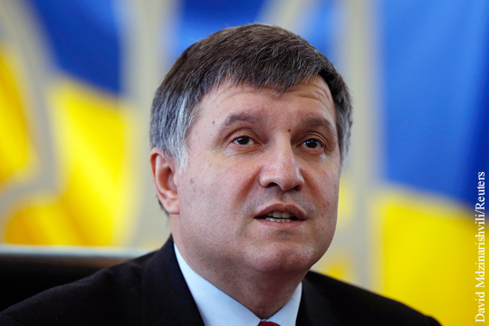 Аваков предложил законодательно закрепить «правоту» полицейского перед нарушителем