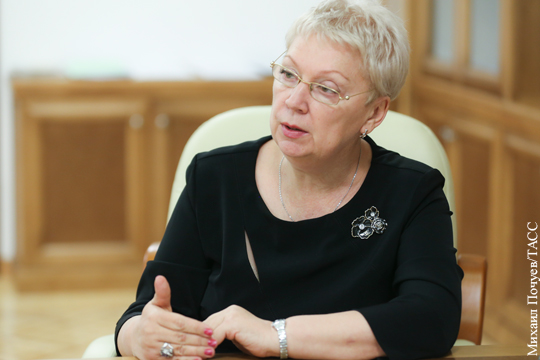 Васильева пояснила идею об уборке школьных классов детьми