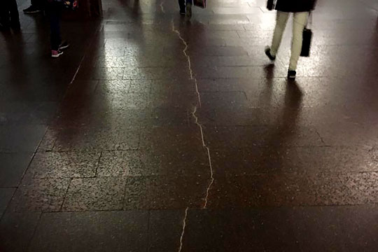 Киевское метро оправдывается за растрескавшуюся станцию