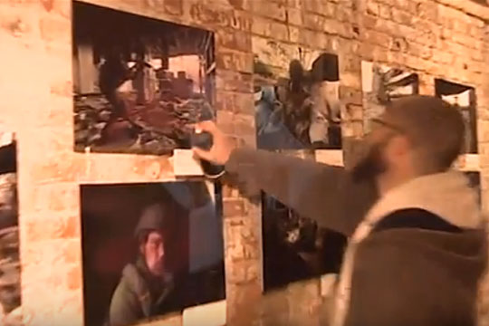 В Сахаровском центре облили краской фотографии украинских военных (видео)