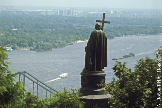 В Киеве памятник князю Владимиру разрисовали свастикой