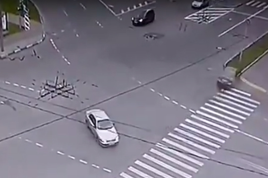 По факту ДТП с вылетевшей на тротуар в Москве машиной заведено дело