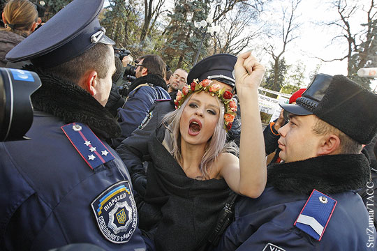 Бойцы «Торнадо» и полуголые активистки Femen устроили пикет у посольства США в Киеве