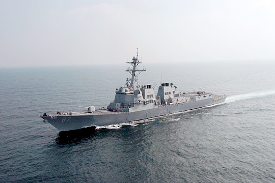 СМИ рассказали подробности обороны американского эсминца от ракетного обстрела