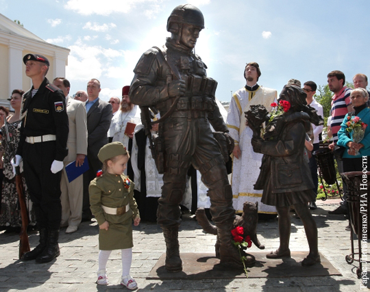 Итальянская делегация сфотографировалась у памятника «вежливым людям» в Крыму