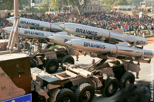 СМИ: Россия и Индия хотят «научить» ракету «БраМос» уничтожать авианосцы
