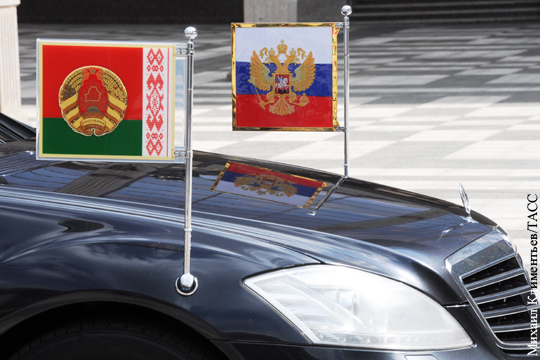 «Лукашенко пытается по старой памяти усидеть на трех стульях»