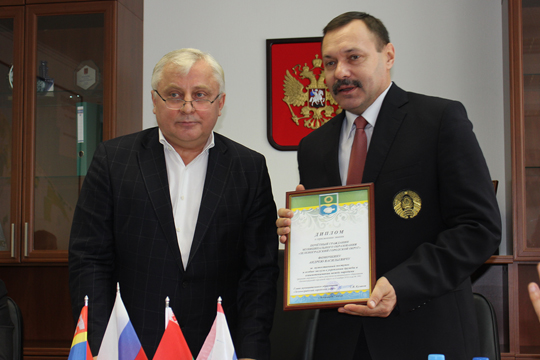 Пронесший российский флаг белорусский чиновник стал почетным гражданином российского курорта