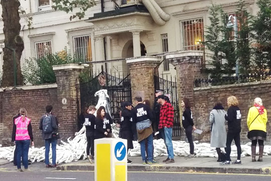 Прошла первая акция протеста у посольства России в Лондоне по призыву Джонсона
