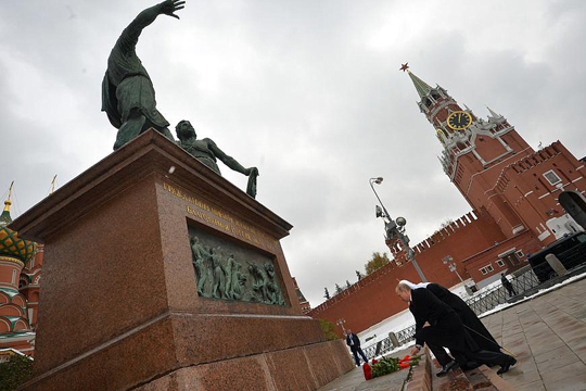 Путин возложил цветы к памятнику Минину и Пожарскому
