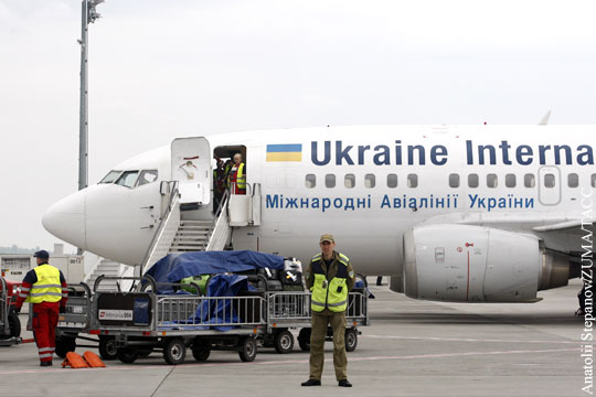 СМИ сообщили о массовых снятиях украинцев с международных рейсов