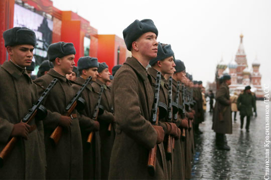 Марш в честь парада 1941 года начался на Красной площади
