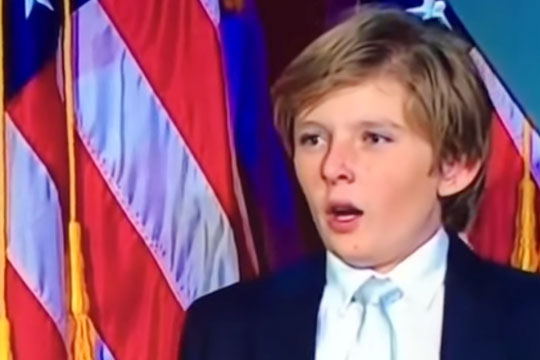 Сын Трампа едва не уснул во время победной речи отца (видео)