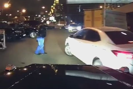 Футболист Тарасов опубликовал видео дорожного конфликта с жительницей Москвы