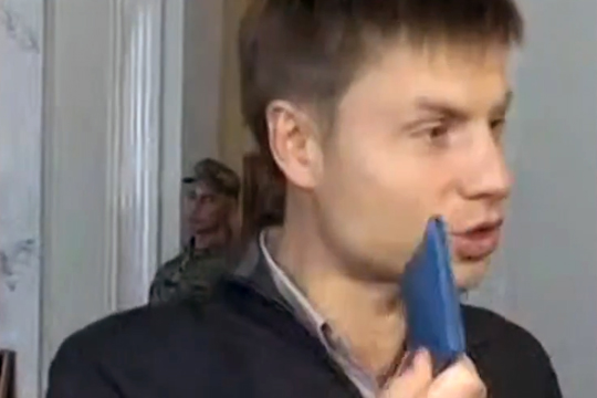 Депутат из блока Порошенко растоптал удостоверение в знак протеста против политики ЕС