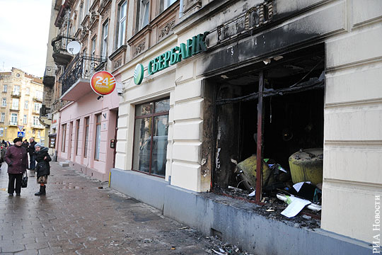 В Киеве атаковали офисы Медведчука и Сбербанка