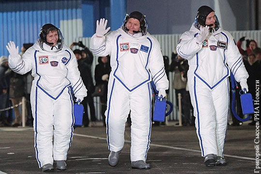 Космонавтам представили костюмы «Белый медведь» с защитой от холода