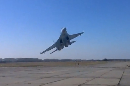Видео опасного маневра Су-27 над головами людей опубликовано в Сети