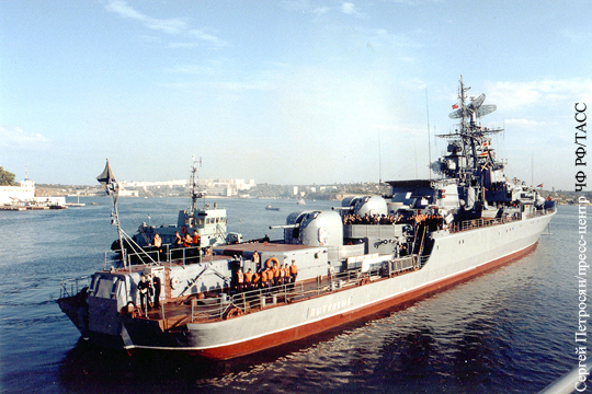 Российский фрегат преградил путь украинскому пограничному кораблю в Черном море