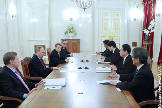 Путин обсудил с главой МИД Японии вопросы мирного договора