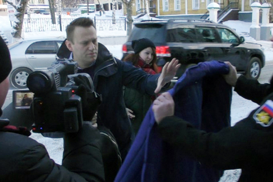 Активисты «Антимайдана» вручили Навальному ватник с надписью «Леша вор»