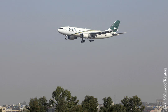 Пакистанский самолет с 47 пассажирами потерпел крушение