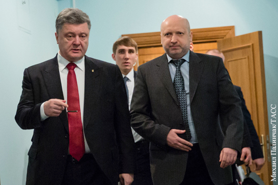 Украинский политолог: Турчинов воткнул нож в спину Порошенко
