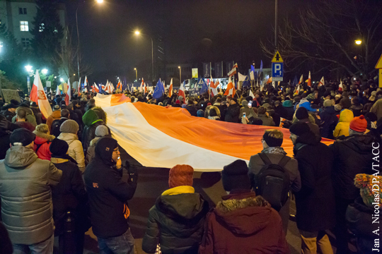 На акцию протеста у президентского дворца в Варшаве вышли тысячи поляков