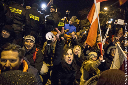 Польша из-за журналистов пришла к парламентскому кризису