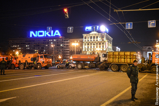 Подъезды к местам массовых гуляний в Москве решили блокировать грузовиками