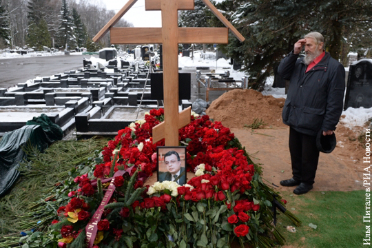 Карлов похоронен на Химкинском кладбище