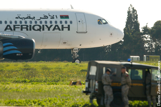 Угонщики ливийского самолета сдались властям