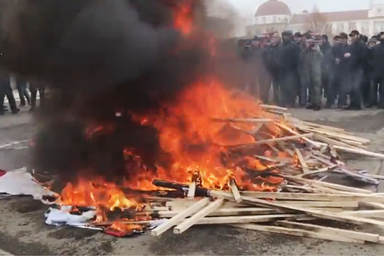 На акции в Грозном сожгли фотографии главы ИГ