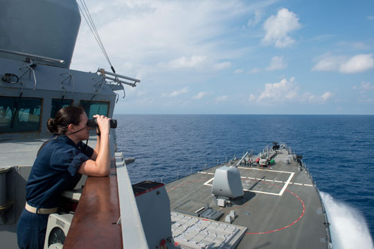 Корабль ВМС США открыл огонь в сторону иранских катеров в Ормузском проливе