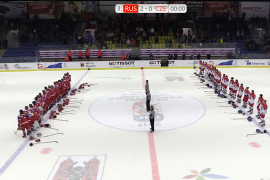 Российские хоккеистки заставили чешских болельщиков слушать гимн РФ (видео)
