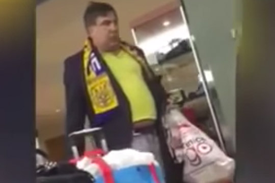 СМИ: Саакашвили замечен в нелепой одежде и не совсем адекватном состоянии в США (видео)