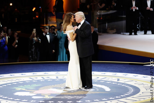 Дональд Трамп с супругой танцем открыли бал в честь инаугурации