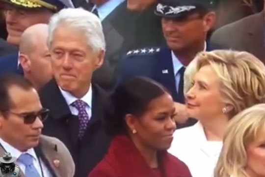 В Сети посмеялись над сверлящей взглядом мужа Хиллари Клинтон