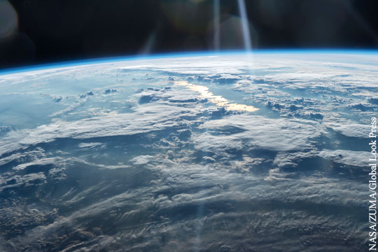 Российские ученые предложили повесить в космосе «зеркало» для освещения Земли ночью